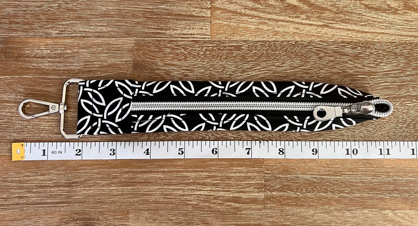 🖤 Nan-Tuckit Zip – Geometric Noir 10"